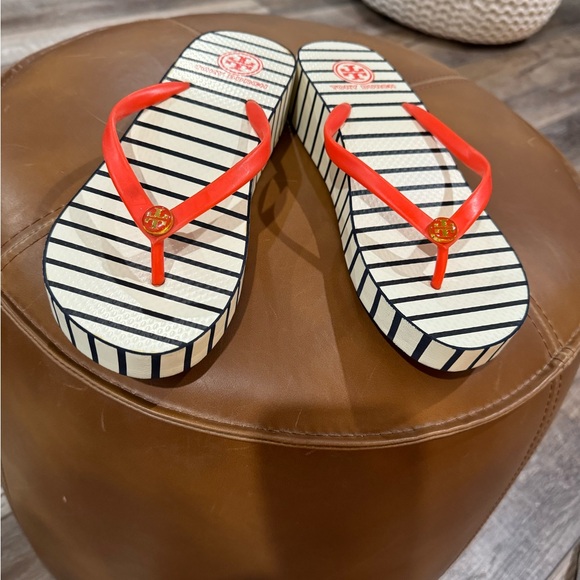 Tory Burch size 8 wedge flip flops - Picture 5 of 6